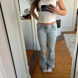 Cheap monday jeans  - Säljer mina cheap monday jeans från weekday i storlek 27/32. På ena sidans av jeansen baksidan är det en liten reva se bild. Även längst ner vid jeansen är dom lite smutsiga då jag gått lite på dom men de går säkert bort i tvätten🙌🏽❤️