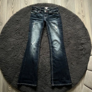 Low waist flared jeans! - Säljer ett par jätte snygga lågmidjade flared/bootcut jeans från Gina Tricot i storlek 164. Jag är 1,60 m lång och skulle säga att de passar storlek W26/S. Jeansen är helt oanvända. Midjemått: 37cm. Innerbenslängd: 79/80cm.💗