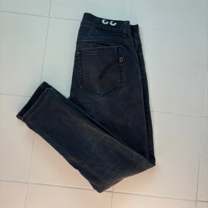 Dondup jeans - Snygga schyssta svarta dondup George jeans i storlek w33 (midjemått på 86 cm). Helt perfekta nu till vintern och ett super pris! Använt men bra skick! Tveka inte vid minsta fundering!