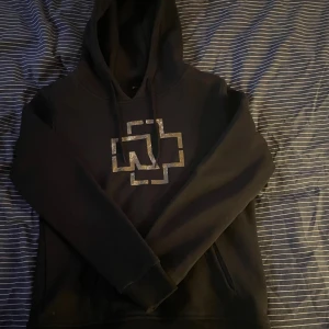 Svart Rammstein hoodie med logga -  Rammstein hoodie. Aldrig använd då den inte passar mig. 