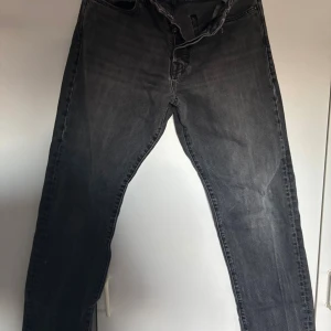 Svart loose fit jeans Jack & Jones - Säljer ett par svarta jeans från Jack & Jones i loose fit-modell. Byxorna har klassisk femficksdesign och är tillverkade i mjukt jeanstyg. Perfekta för dig som gillar en avslappnad och bekväm stil.