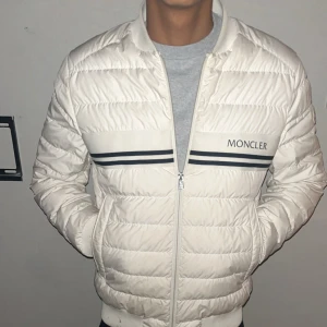 MonclerMounier white jacket  - Säljer nu min Moncler Cardigan vit i stl L (Passar S-M Perfekt nu till sommarkvällar eller bara lite kallare sommar dagar. Skick 8-10 . Köpt på NK i Sthlm. Retail 10.999kr mitt pris 6500. Kan ordna fler bilder, samt ser jag till at fräcsha upp den så att den blir som ny.