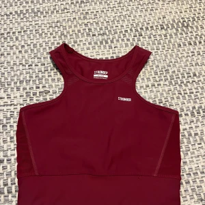 Sport top - Sport top från Stronger. Jättefin vinröd färg. Endast användning en gång. Normal i storlek. 