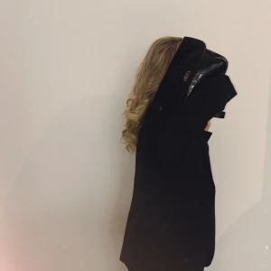 Svart äkta Giorgio Armani väska  - Elegant svart kuvertväska från Giorgio Armani Privē. Väskan är i glansigt lack med logga i guld framtill. Stilren och klassisk design som ger en lyxig känsla. Perfekt storlek för det viktigaste och enkel att bära i handen. Det finns lite defekter på framsidan vilket är vanligt på lackväskor (se bild). Kontakta för mer information eller bilder. 