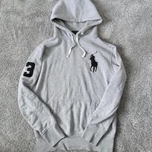 Ralph Lauren hoodie Big Pony - Hej! Säljer denna sällsynta ralph lauren hoodie som inte längre säljs. Hoodien är i storlek S och är i ett mycket bra skick. Hör av dig vid fler frågor!
