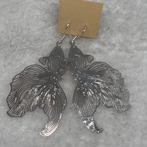 Örhängen fiskar - Fiskar i silverfärg. Krokarna är i sterling silver 