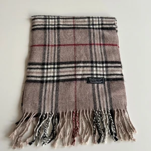 Burberry Scarf - Burberry scarf  One Size Skick: 8/10  Har du frågor? Skicka dm!