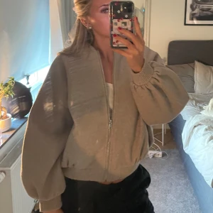 Beige bomberjacka zara - Säljer denna denna jacka då den inte längre kommer till användning