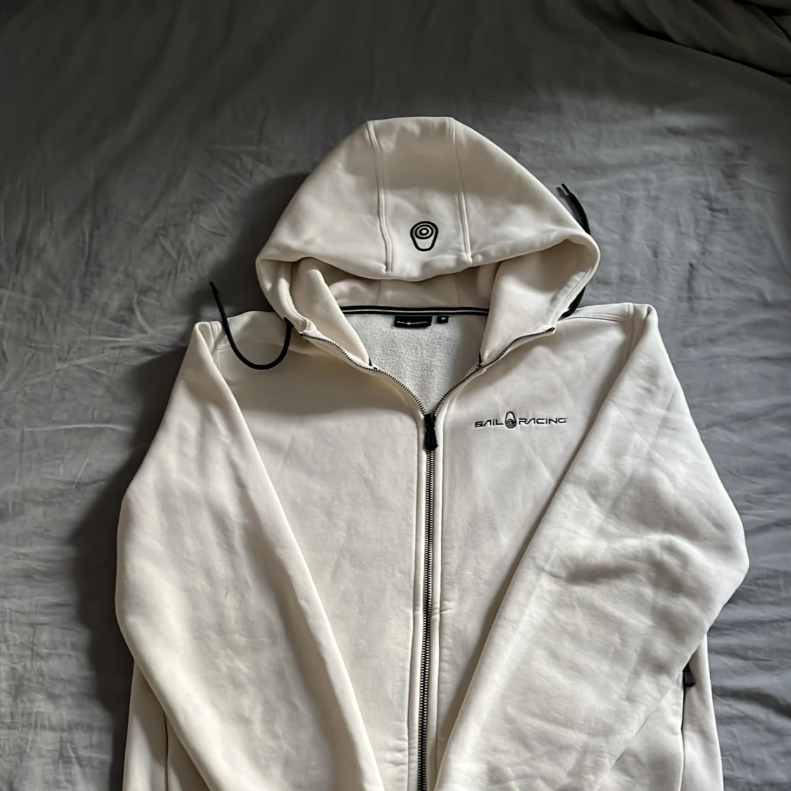 Vit hoodie från Sail Racing med dragkedja