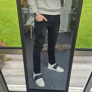 Replay jeans - Snygga svarta Replay jeans i storlek 31. Skriv om du undrar något! 🔥