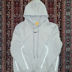 Nike nocta hoodie grå - Säljer min gamla nike nocta hoodie från nike. Köpte den när den var på rabatt. Vill längre inte ha den så tänkte sälja den istället för att slänga den
