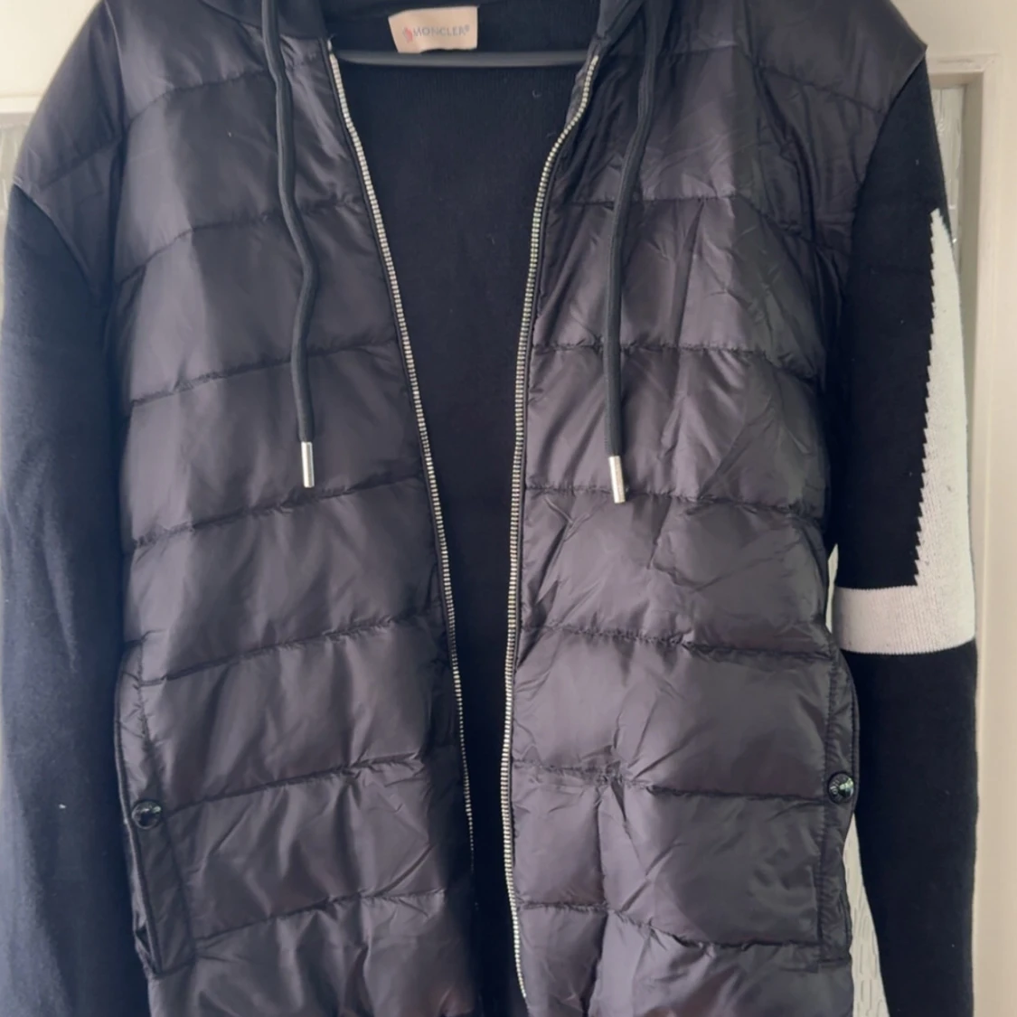 Svart Moncler pufferjacka med stickade ärmar - 2