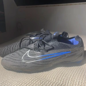 Fotbollsskor - fotbollsskor från nike  modell nike phantom GX svart blå ny pris 2500 dunder deal för detta pris blev för små för mig 