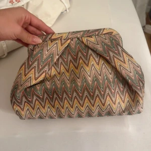Clutch - Säljer denna jättefina clutch väska från Becksöndergaard för att den inte kommer till användning. Den är i väldigt fint skick förutom lite vid kanten på 3:e bilden. Det är inget man märker. Skriv om ni undrar ngt💕