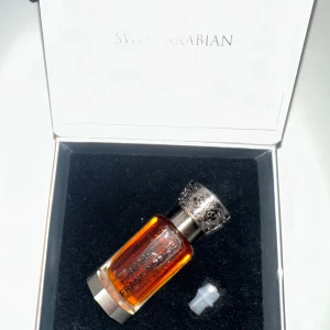 Secret Frankincense Perfume Oil - Secret Frankincense från Swiss Arabian är en koncentrerad parfymolja som levereras i en lyxig förpackning. Perfekt för dig som vill sticka ut med något unikt och exklusivt. Volym och ingredienser framgår ej på bilderna. Säljer en äkta vara från Swiss Arabian parfym olja  Noter finns med bland bilderna   Säljer den för den var för stark för mig ..