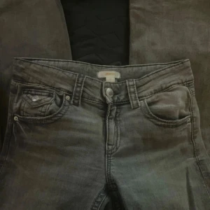Grå jeans från Gina Tricot - Säljer ett par grå jeans från Gina Tricot i storlek 164 passar mig som har xs 