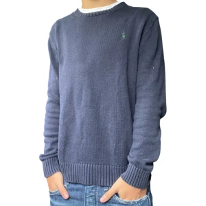 Stickad Ralph lauren tröja - Stickad Polo Ralph Lauren tröja. Mycket bra skick, inga defekter. Pris kan diskuteras.