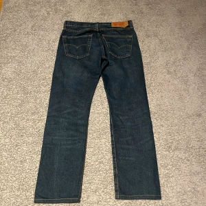 Jeans Levis - Ett par Levis 501 i storlek W29,L32. Ett par sköna mörk blåa jeans!