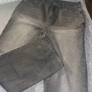 Grå mid waist baggy jeans  -  Jeansen har en cool baggy och tvättad look Perfekt för trendiga människor!!! ✨🩵