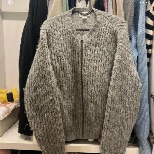 Grå stickad kofta  - Grå stickad kofta från monki, inga defekter utan möjligtvis lite nopprig. Säljs inte längre🫰
