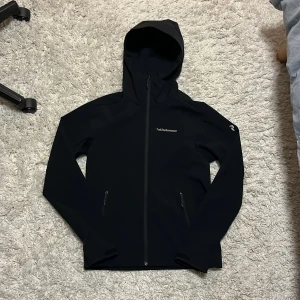 Peak performance vindjacka - Sitter bra och nice luva. Storlek S. Den är i topskick och har inga fel. Köptes för 2200 på peak performance i stockholm. fraktas samma dag.