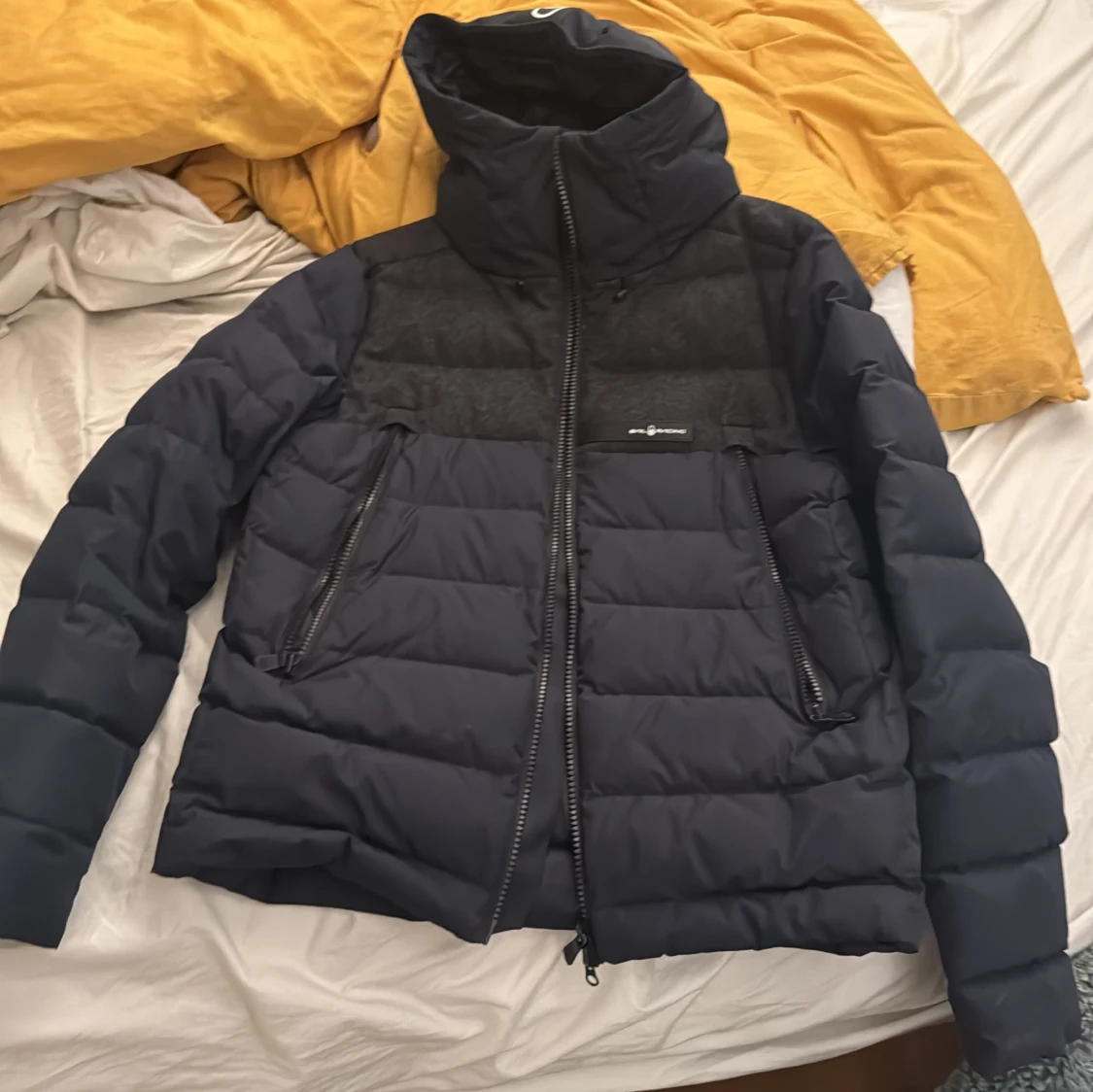 Mörkblå dunjacka Sail Racing M