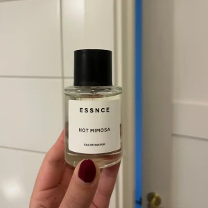 Essnce parfym - Säljer denna så goda parfym från ESSNCE med namnet Hot Mimosa. Detta på grund av att jag köpte två stycken och ville endast behålla en! Den är bara provad en gång annars oanvänd💕 Kolla deras hemsida för doftnoter 😍