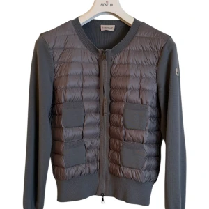 Moncler Cardigan dam  - Moncler cardigan tjej. Storlek M skick 9/10 nyligen kemtvättas som ny! Pris 4490kr nypris 10200. Finns att köpa på våran hemsida Fashionels.com