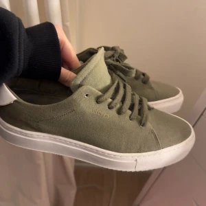  Axel Arigato skor - Snygga olivgröna sneakers från Axel arigato. Några fläckar i skorna men går att byta sula. Storlek 38 men texten är nästan borta. 
