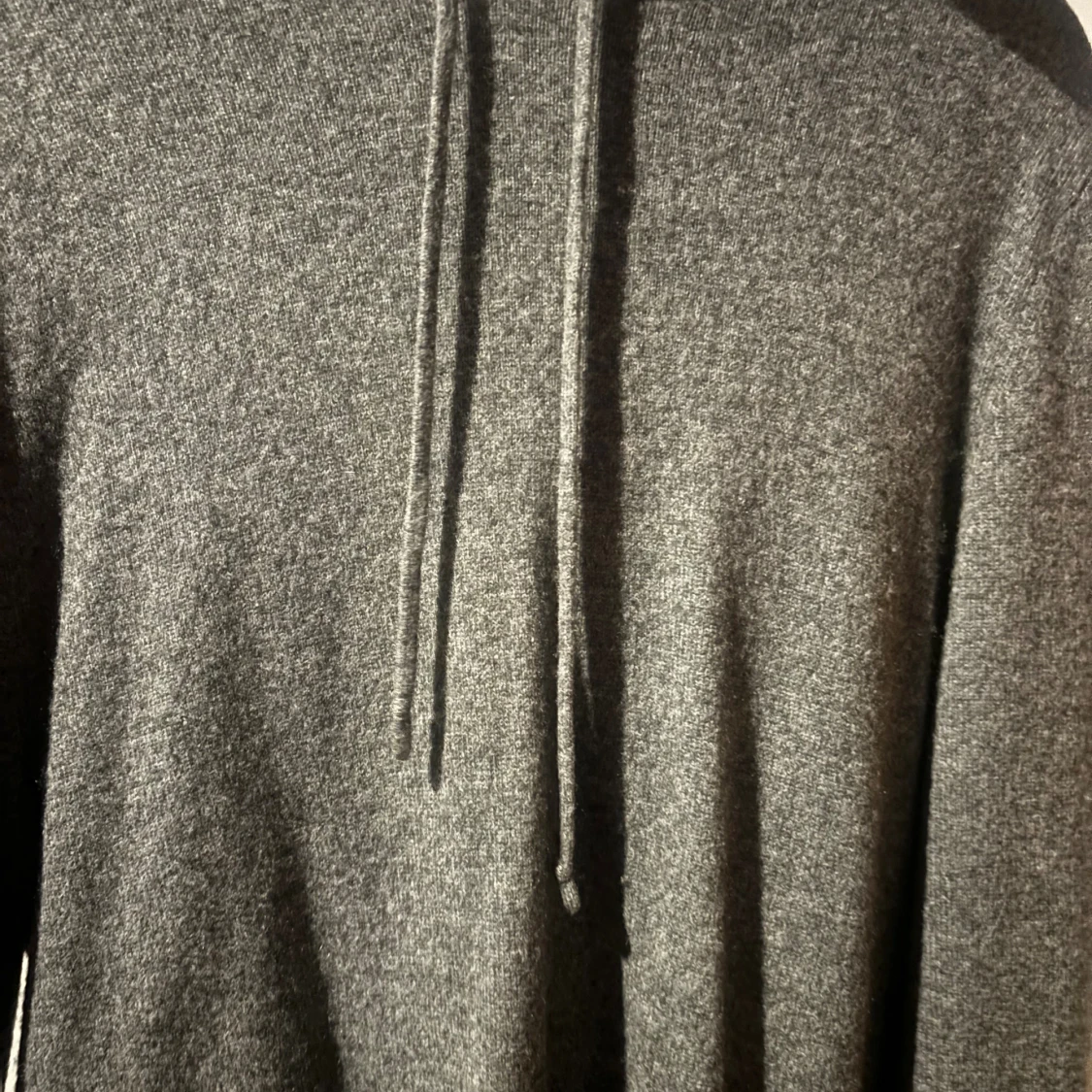 Grå kashmirhoodie från Soft Goat - 1