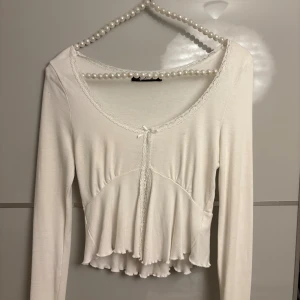 Vit blus  - Vit blus topp ifrån Gina tricot, super mysigt och skönt material❤️