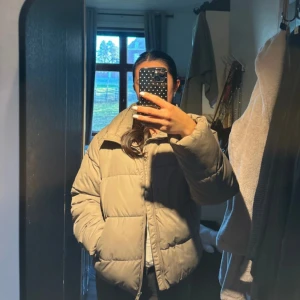 Vinterjacka - Ljusbrun pufferjacka från lager 157 i storlek S, passar även storlekarna runt om. Har två fickor med knapp. Superskön och passar perfekt nu till vintern. Använd fåtal gånger 💕