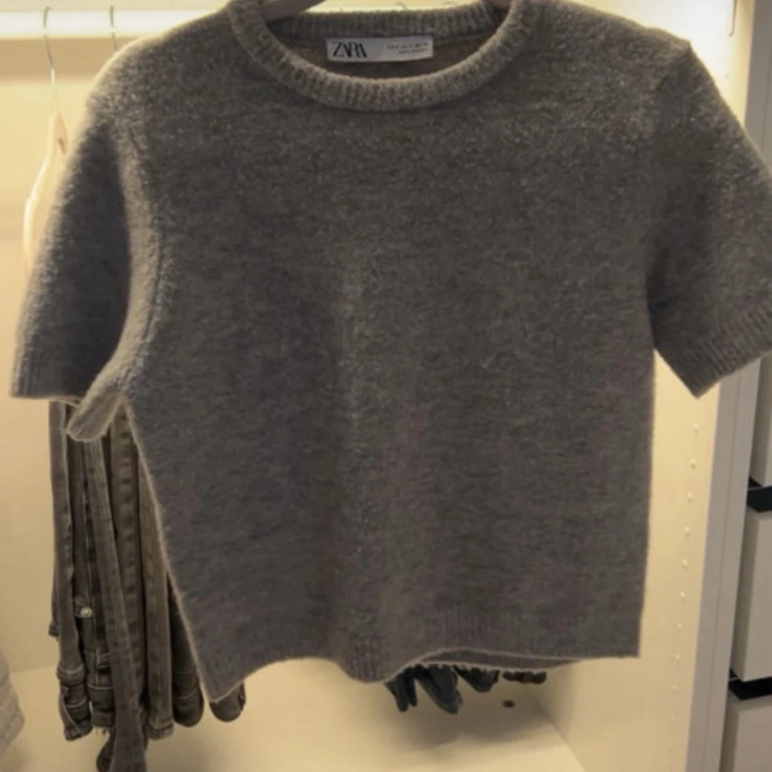 Grå stickad kortärmad tröja Zara