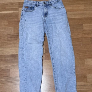 Ljusblå jeans från LAB Industries - Säljer ett par ljusblå jeans från LAB Industries i storlek 158. Jeansen har klassisk femficksdesign, raka ben och snyggt tvättad denim. Perfekta för dig som gillar en avslappnad och stilren look. (Bra skick)