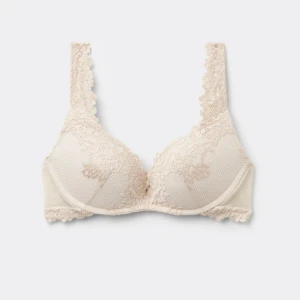 Beige spets push up bh - Snygg beige bh med vackra spetsdetaljer och breda axelband. BH har aldrig kommit till användning vars prislappen forfarande är kvar. Original priset som jag köpte den för var 499kr men säljer för 320 kr. Storleken på BH är 75b (Inte mina bilder)🫰🏼