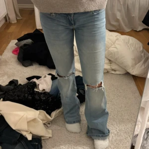 Lågmidjade Jeans - Nelly Jeans med hål strl 34, jag är 165cm lång. Skriv för frågor eller fler bilder, pris kan diskuteras 💕