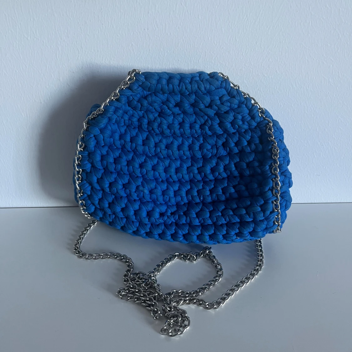 Blå stickad axelväska med kedja - 3