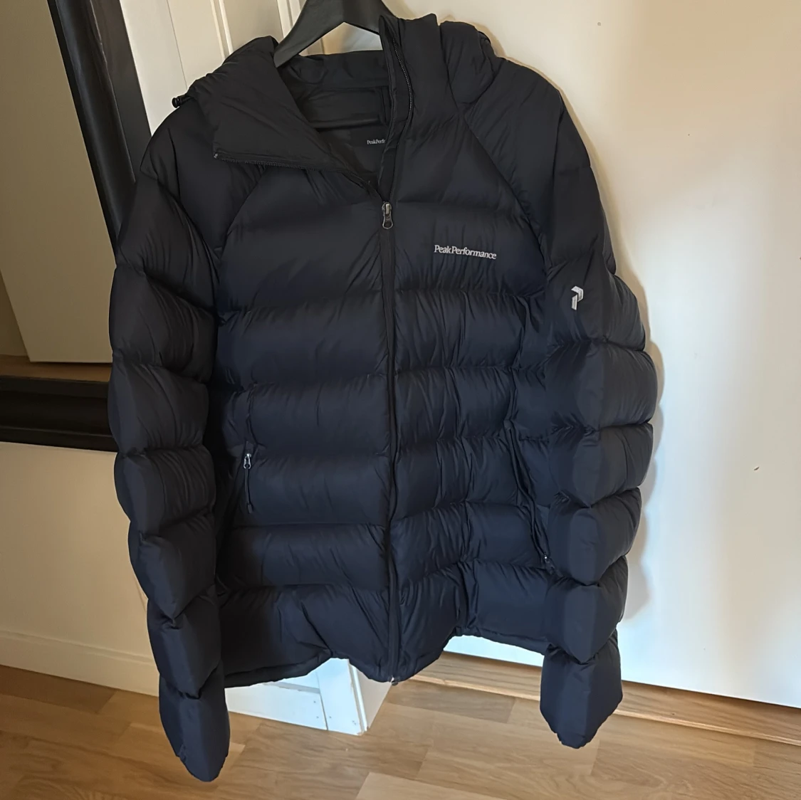 Svart Peak Performance dunjacka - 2