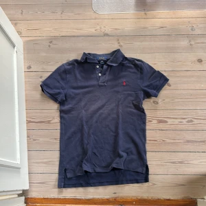 Polo Ralph Lauren Piké XXS - Säljer då den är för liten, något missfärgad mitt på. Annars väldigt bra skick, nypris 1000 kr. 