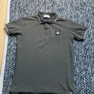 Stone Island pike - Nu säljs en riktigt fin och nästan helt oanvänd pikétröja ifrån den välkända märket Stone Island. Denna piké är riktigt fin att både ha till vardags men också när man vill klä upp sig. Vid snabbt köp kan jag släppa den billigare. Passar folk mellan 153-163