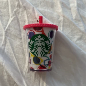 Starbucks nyckelringsmugg med färgglatt mönster mönster - Mini Starbucks-mugg som nyckelring, med färgglatt solglasögonmönster och rosa lock. Perfekt som accessoar eller samlarobjekt. Andvänd en gång