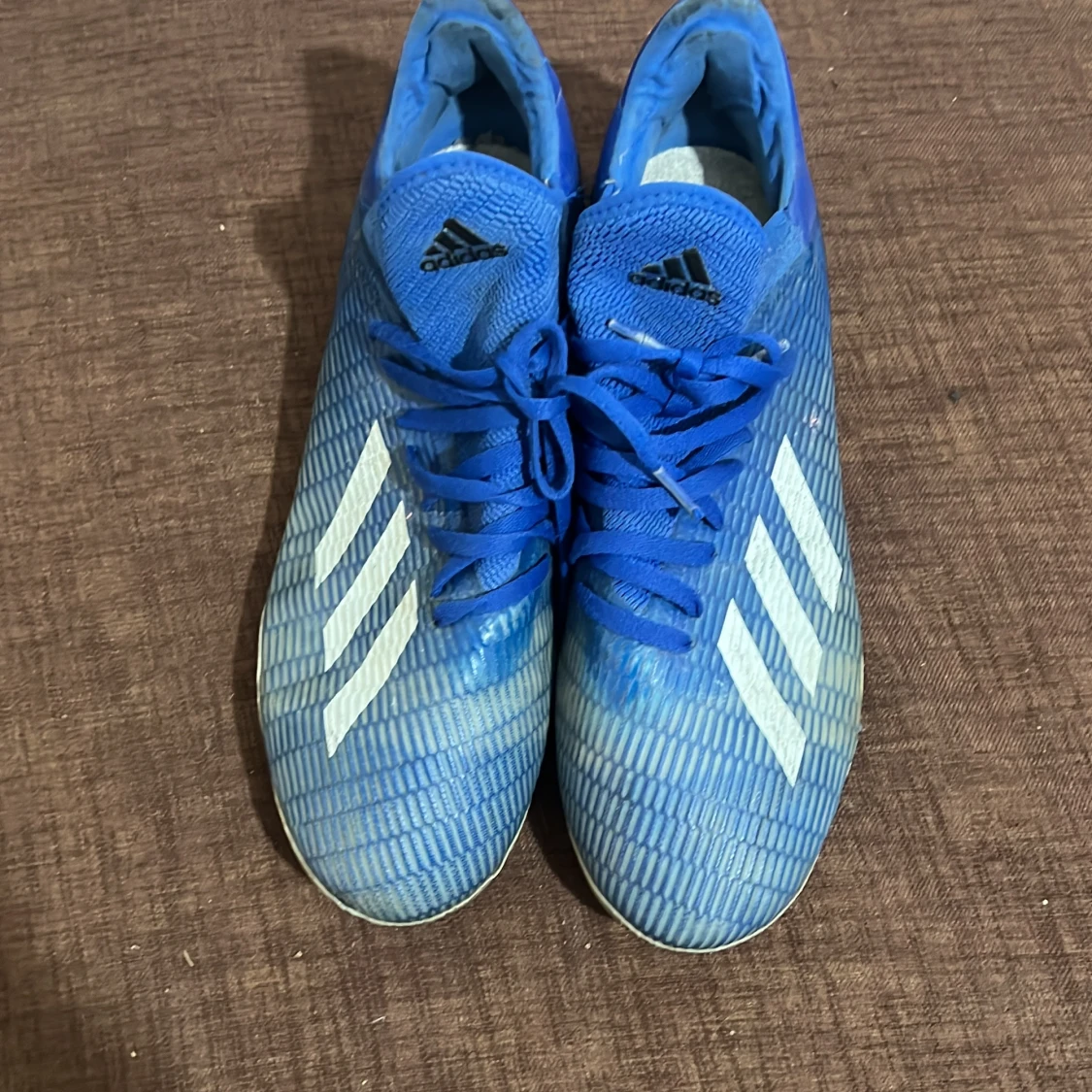 Blå adidas fotbollsskor med snörning