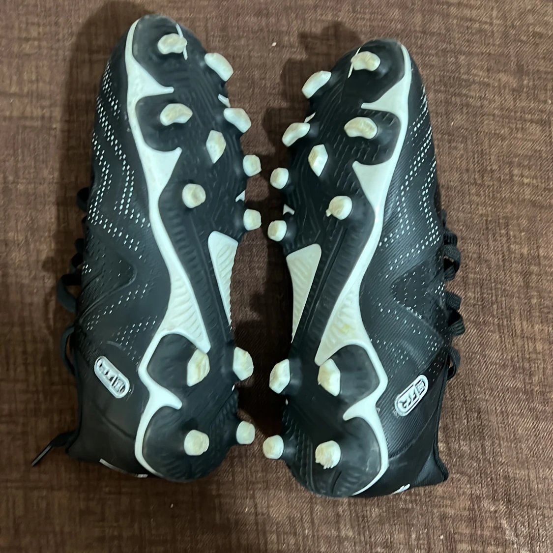 Svarta fotbollsskor från Puma - 1