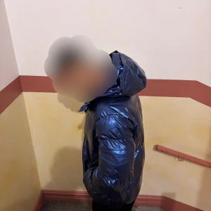 Mörkblå pufferjacka med huva - Säljer en mörkblå pufferjacka med glansig finish och stor huva. Jackan har dragkedja framtill, två sidofickor och quiltad design. Perfekt för kalla dagar och har en riktigt chill vibe. Passformen är normal och jackan är långärmad. Och jackan är helt ny. 