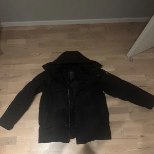 Svart dunjacka från Canada Goose  - Säljer en svart dunjacka från Canada Goose i storlek L. Jackan har bara suttit i min garderob och är inte använd. Vid fler frågor så är det bara och skriva.