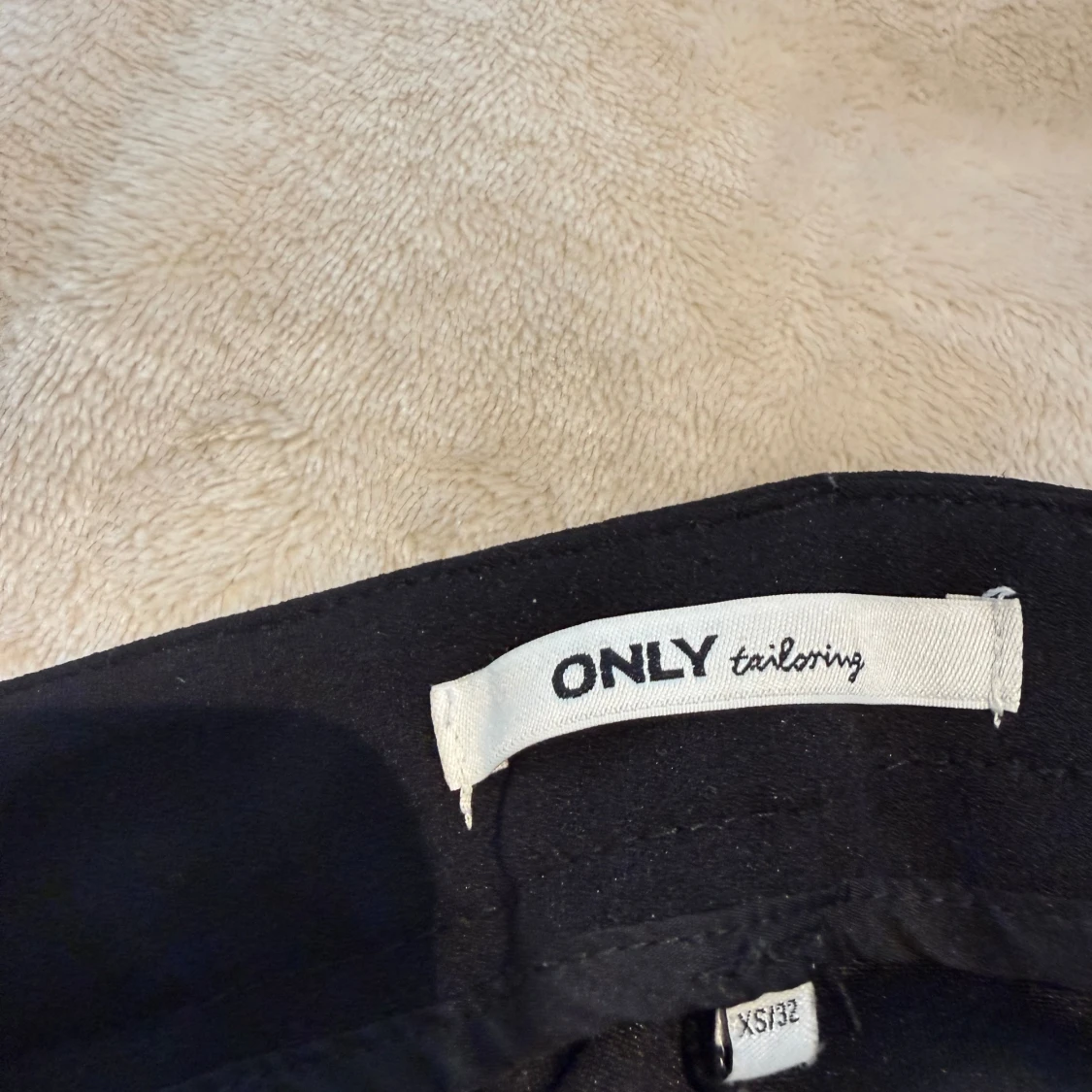 Svarta kostymbyxor från ONLY XS - 1
