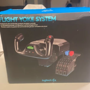 Logitech Flight Yoke System från Elgiganten  - Professionell Flight Yoke System från Elgiganten med throttle quadrant för flygsimulatorer. Realistisk styrspak i metall, modulär och expanderbar design. Produkten är i originalförpackning, kartongen har vissa märken av slitage men innehållet är väl skyddat ut. Nu pris 3799kr.