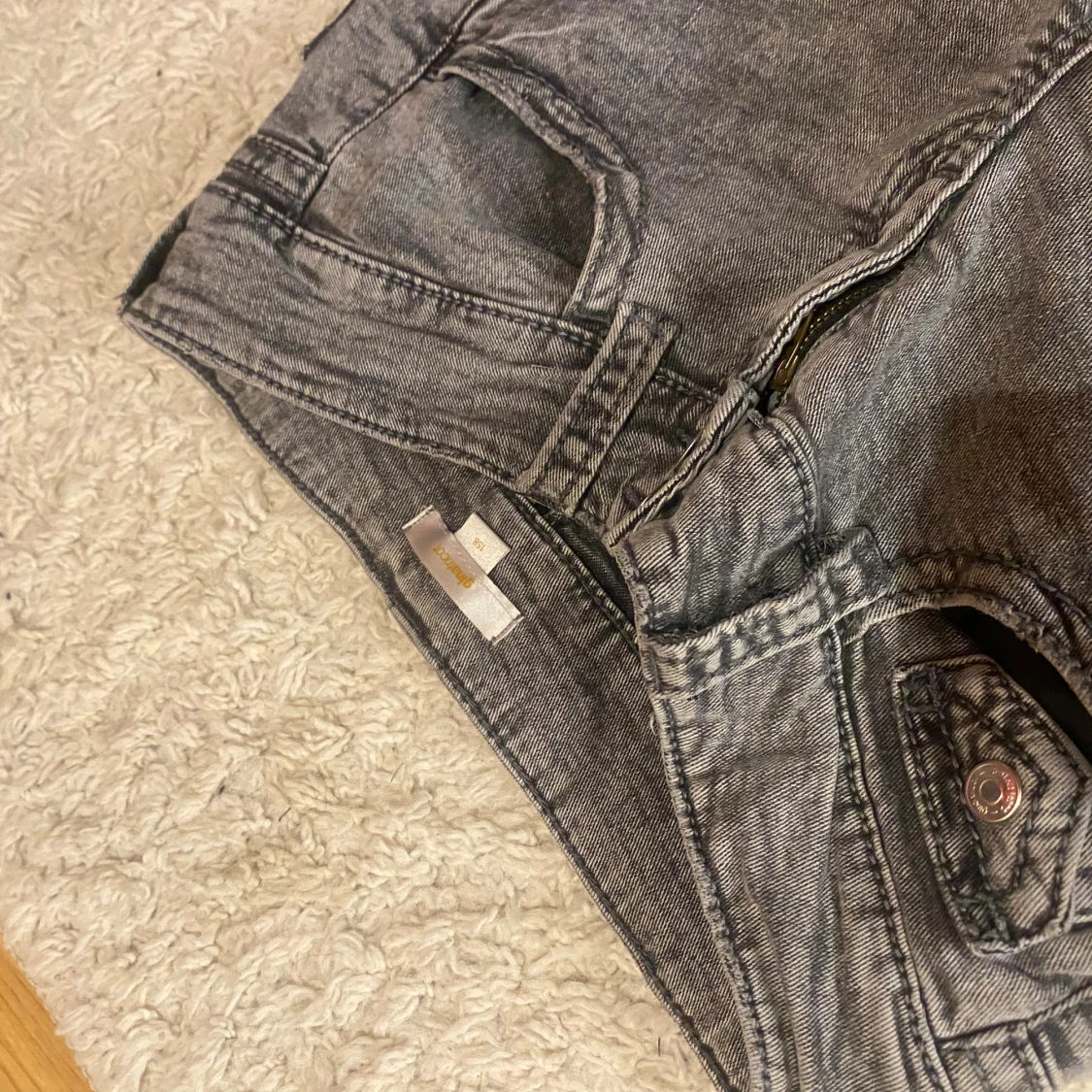 Grå bootcut jeans från Gina Tricot - 4