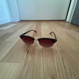 Svart-bruna solglasögon - Svart-bruna solglasögon med brun/rödtonade glas och svarta bågar