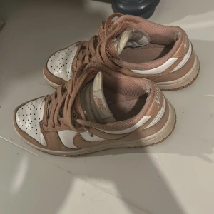 Nike Dunk Low - Nike Dunk Low sneakers. Använd ganska mycket. Storlek 36. Säljer dom pga för små.❣️😊